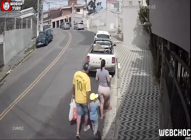 Video :In Brazil, two thieves attack a family